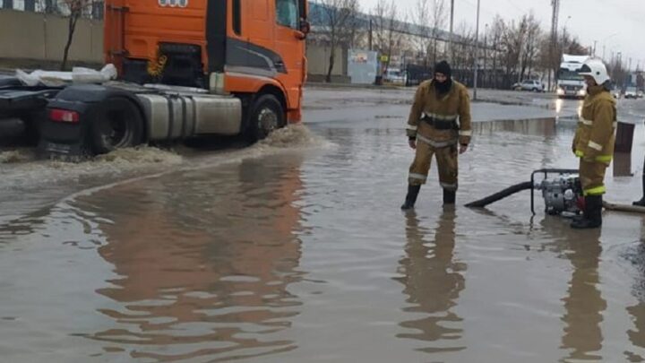 На 17 участках в Шымкенте ЧС-ники откачивают дождевую воду