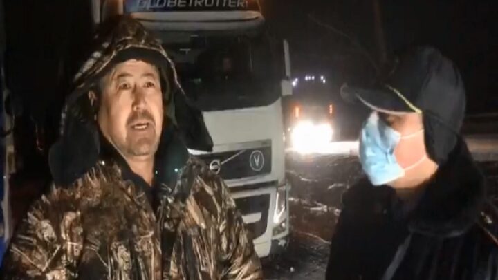 130 автомашин из-за снегопада застряли на трассе Западная Европа – Западный Китай в Тюлькубасском районе