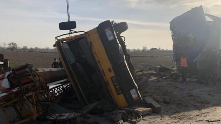 Столкновение автокрана и грузовика произошло в Туркестанской област