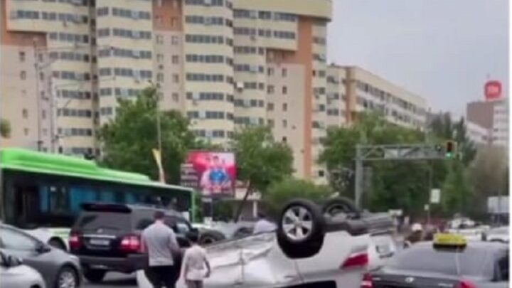 Машина перевернулась после ДТП на центральном перекрестке Шымкента