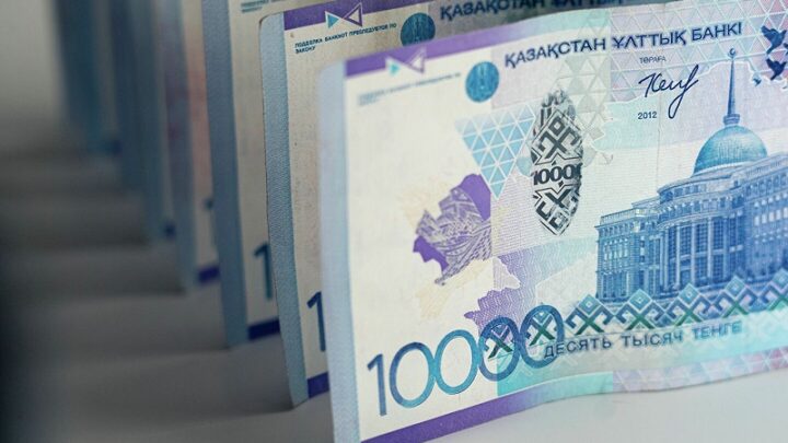 Тенге снизился к доллару и вырос к рублю