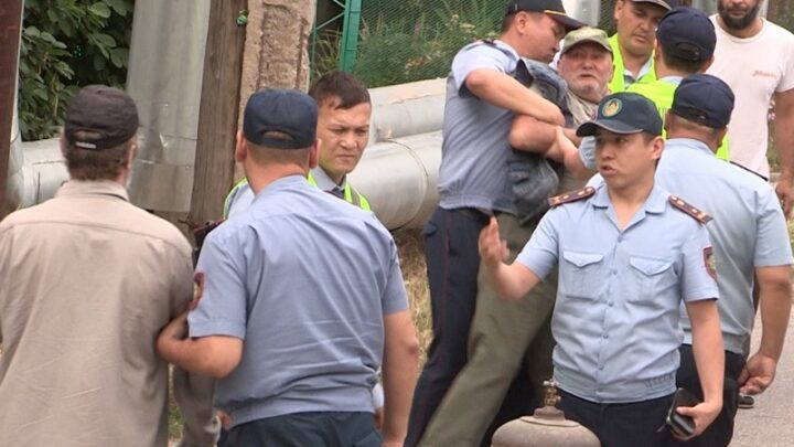 Житель Шымкента грозился взорвать газовый баллон из-за соседства с мини-фермой