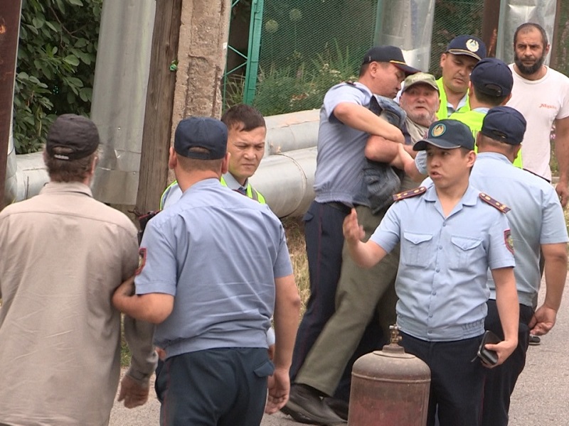 Житель Шымкента грозился взорвать газовый баллон из-за соседства с мини-фермой