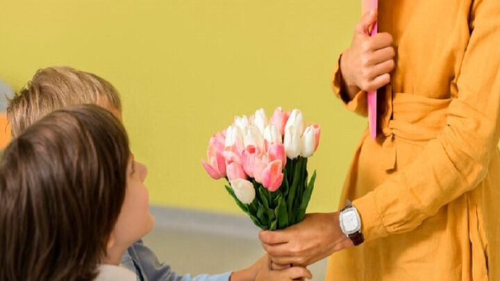 Дарить цветы учителям на последний звонок разрешили в МОН РК