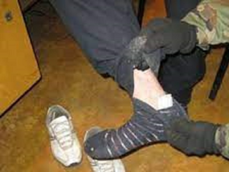 Полицейские Туркестанской области задержали иностранца, спрятавшего гашиш в носках