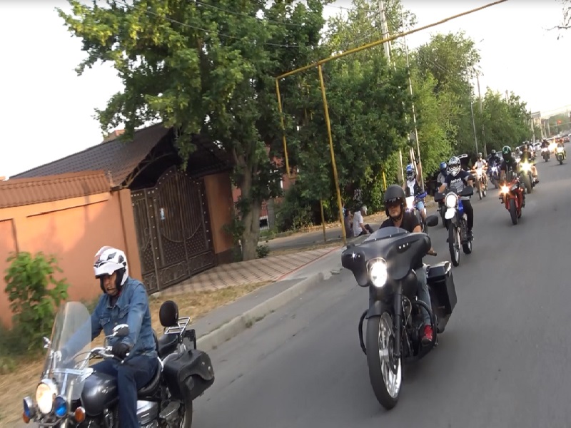 Cтарейшему мотоциклисту Шымкента байкеры подарили новую технику