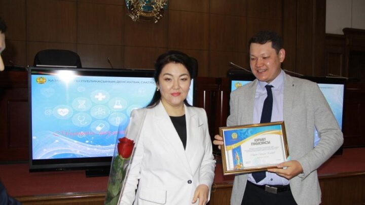 В «День медицинского работника» 253 человека наградили медалью «Еңбек ардагері»