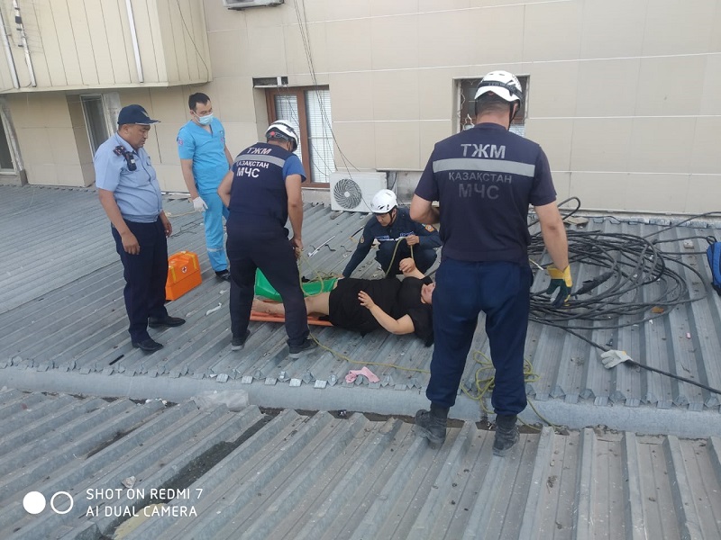 Женщина выпала с третьего этажа в Шымкенте