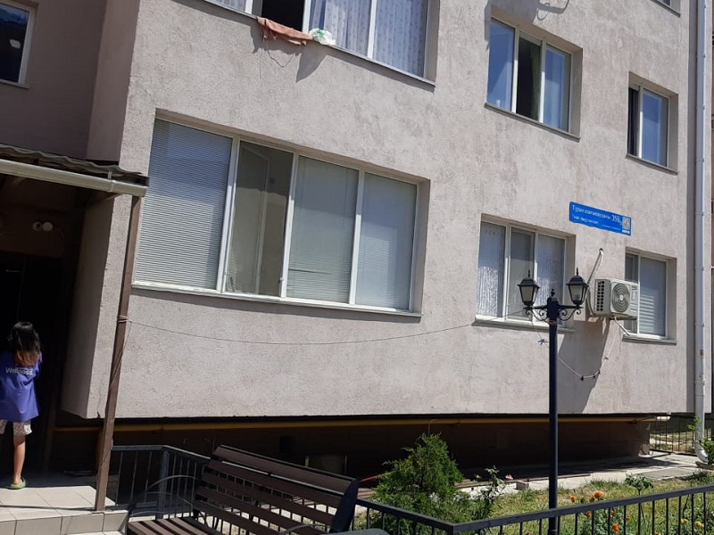 Ребенок госпитализирован после падения со второго этажа в Шымкенте