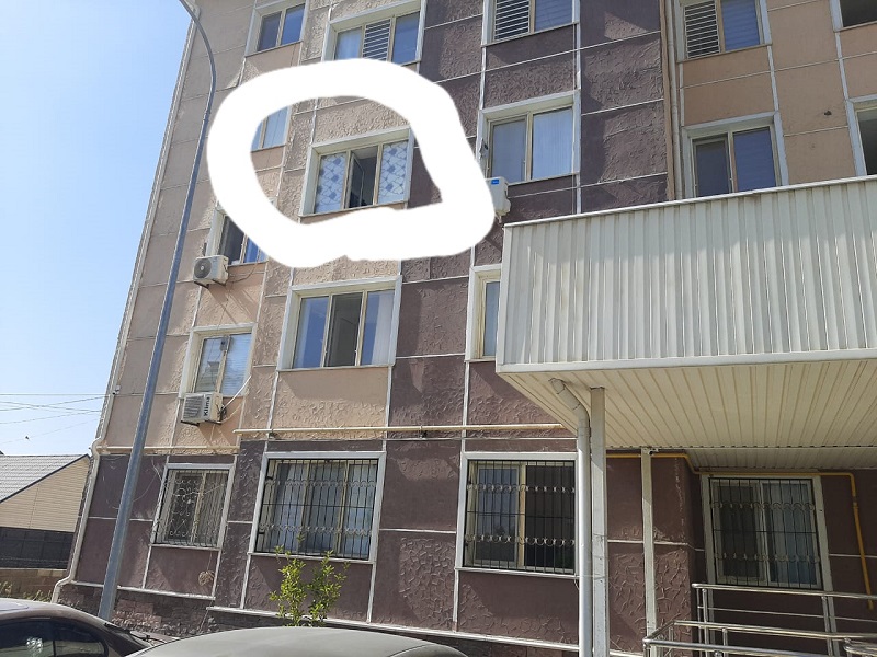 Из окна третьего этажа выпал 6-летний ребенок в Шымкенте