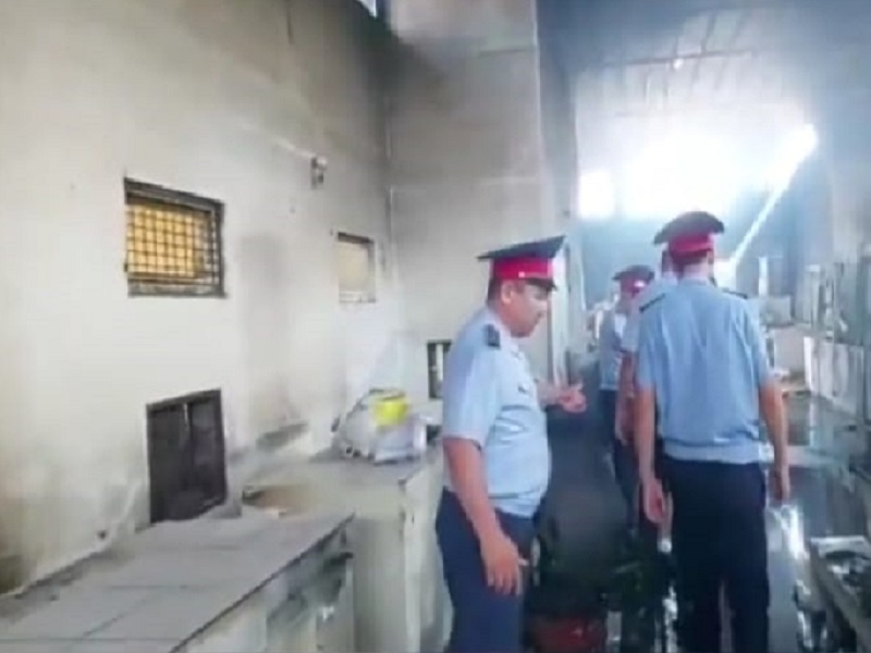 Крупный пожар произошел на рынке в Жетысайском районне, где было задействовано более 300 полицейских