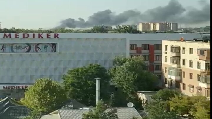 Сильный пожар в районе складов в районе Хатын-Копр Шымкента