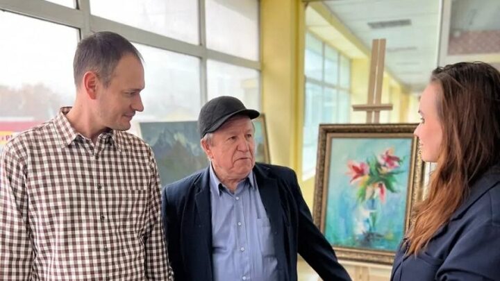 Коллекционер продает картины казахстанских художников, чтобы спасти внучку