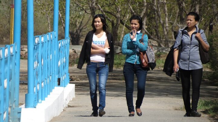 В Казахстане потребность в кадрах почти в три раза превысила предложение