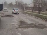 Жители Шымкента сами стали ремонтировать дороги