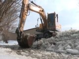 Лед убирают из каналов в Шымкенте