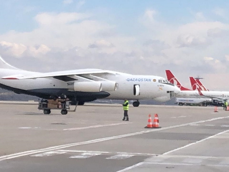 Самолет с казахстанскими спасателями и оборудованием приземлился в Турции в городе Газиантеп
