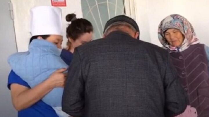 В Туркестанской области у 54-летней женщины и 64-летнего мужчины родился сын