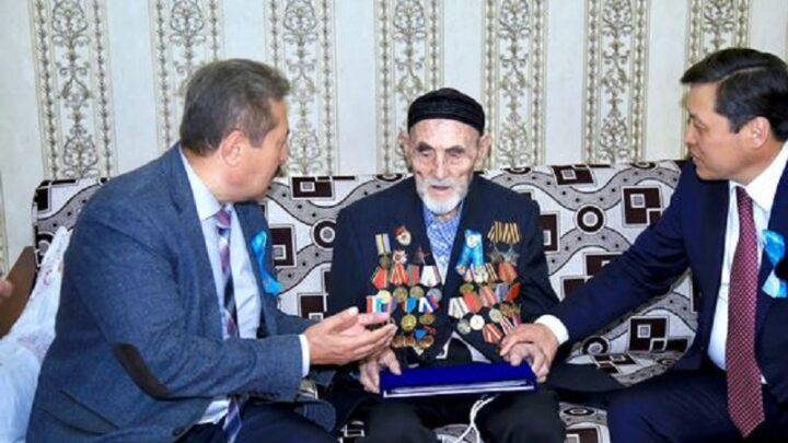 В День Победы 9 мая в Туркестане чествовали и навещали на дому оставшихся в живых ветеранов и участников Великой Отечественной войны.