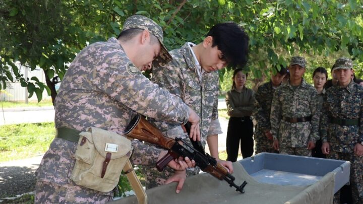 Шымкентские школьники побывали в гостях в бригаде противовоздушной обороны