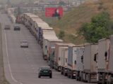 Километровая очередь из фур образовалась на границе с Узбекистаном