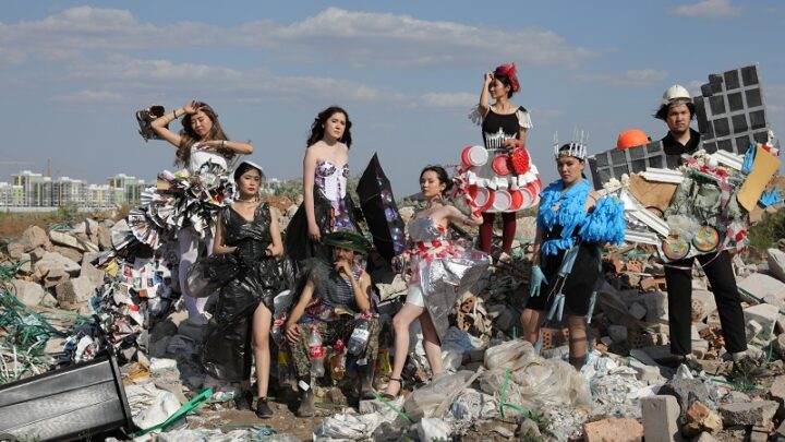 Молодежное движение провели показ мод «Trash Fashion Day» на свалке в Астане 