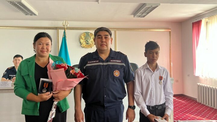 Подростков наградили за спасение 6-летнего ребенка в Шымкенте
