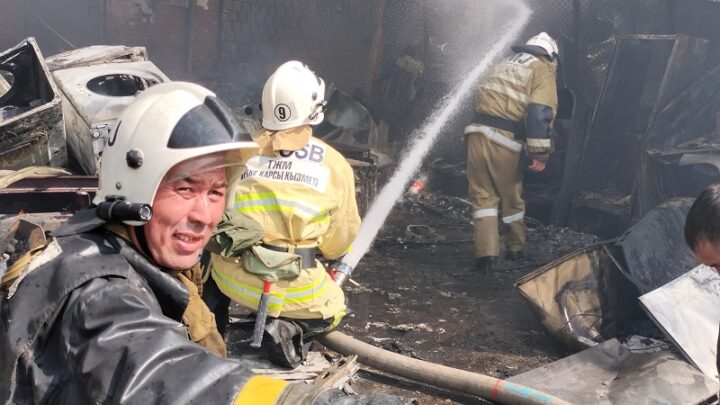 По предварительным данным горят магазин и склад на площади Ордабасы Шымкента