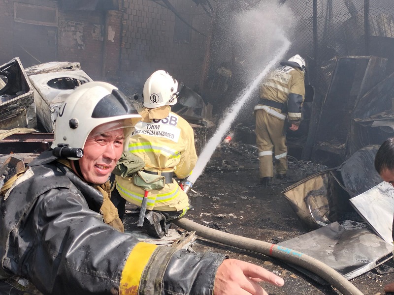 По предварительным данным горят магазин и склад на площади Ордабасы Шымкента