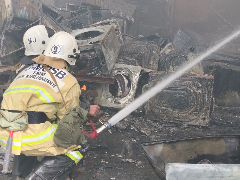 Пожар в магазине на площади Ордабасы в Шымкенте потушен