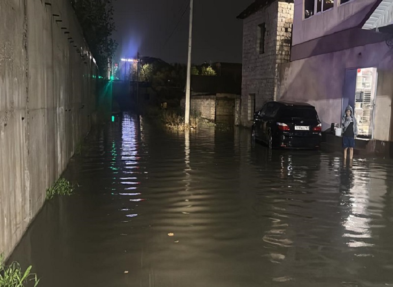 Ночью с улиц Шымкента откачивали дождевую воду