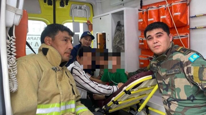 Двоих детей в Шымкенте спасли пожарные