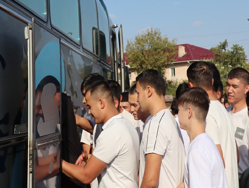 В Туркестанской области проводили 80 новобранцев на службу