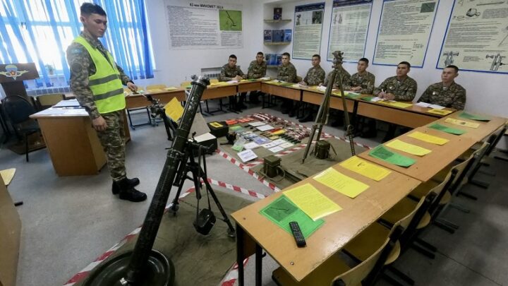 Десантники-новобранцы Конаевского гарнизона проходят подготовку по специальности