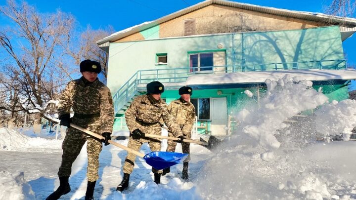 Десантники помогли с уборкой снега пожилым людям  города Конаев