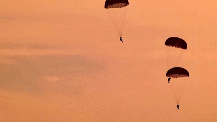 Десантники Конаевского гарнизона совершили первый прыжок с парашютом