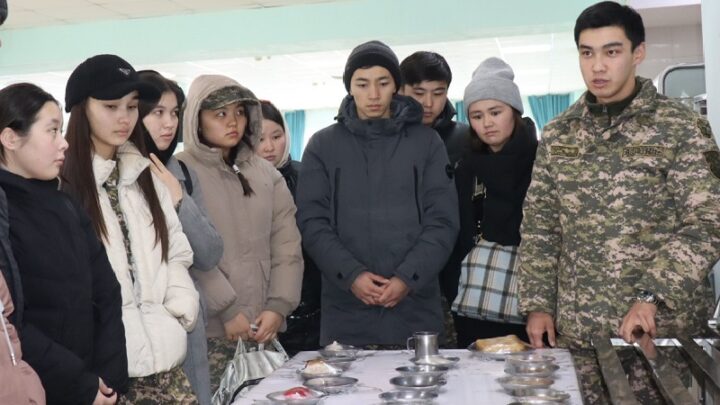 Студенты и школьники Шымкента посетили воинскую часть