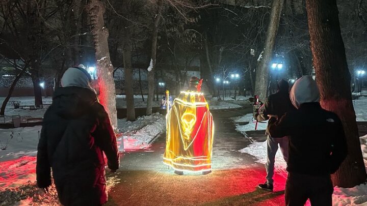 В Алматы появился супергерой, помогающий людям в темных переулках