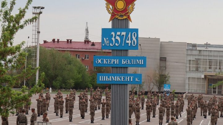 Призванные в Шымкент молодые солдаты осваиваются в армии