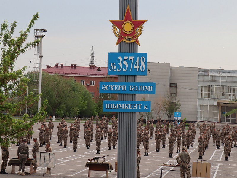 Призванные в Шымкент молодые солдаты осваиваются в армии