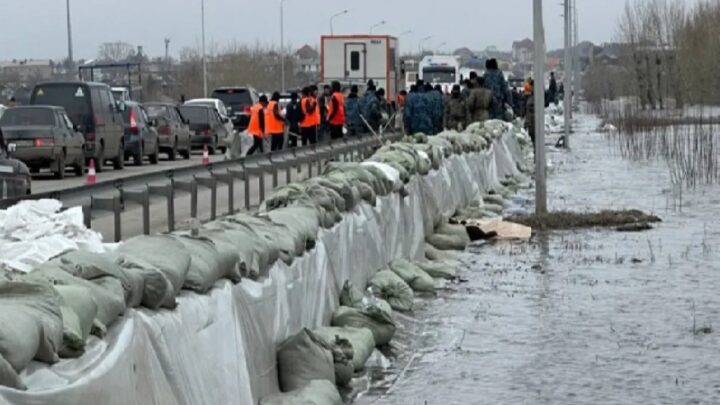 Казахские военные несут службу по ликвидации последствий паводка