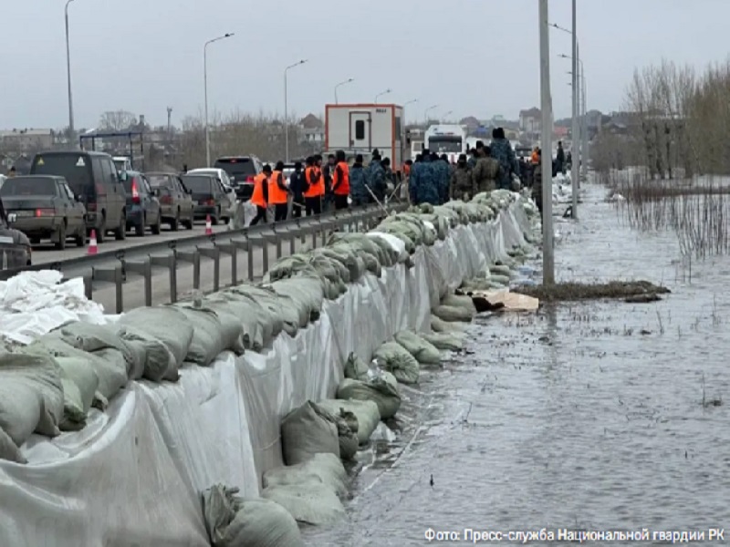 Казахские военные несут службу по ликвидации последствий паводка