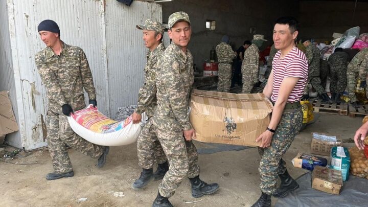 Самолеты и вертолеты национальной гвардии продолжают доставлять гуманитарную помощь в пострадавшие районы