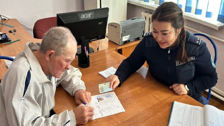 Новые удостоверения получили двое пожилых жителя Арысского района