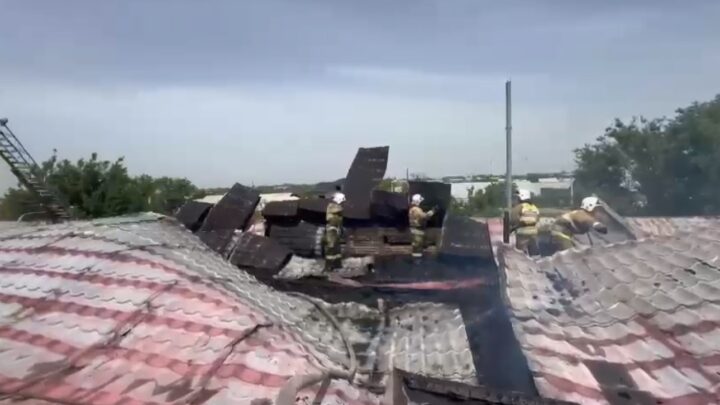 В Шымкенте из горящего здания эвакуировали более 300 человек