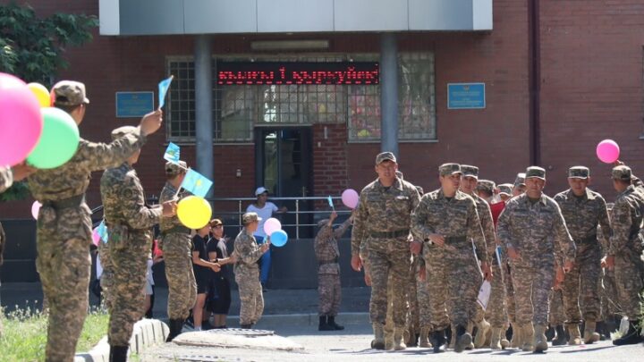 В Шымкент прибыли военнослужащие, боровшиеся с водной стихией на западе страны