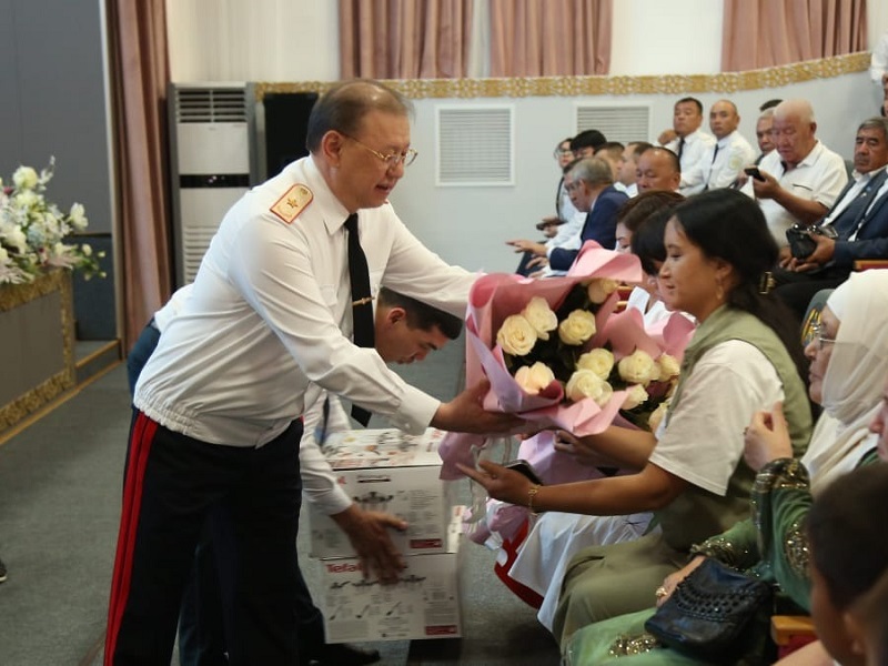 Звания и награды получили полицейские Туркестанской области в профессиональный праздник