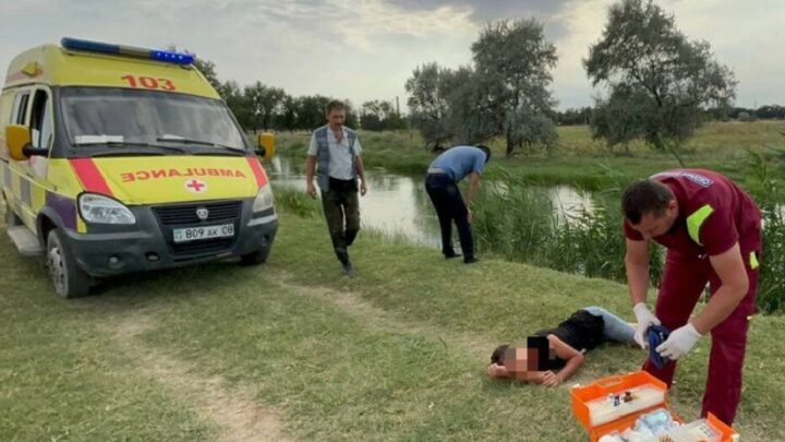 Транспортный полицейский спас тонущую в воде женщину