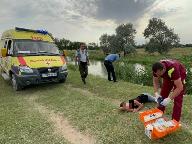 Транспортный полицейский спас тонущую в воде женщину