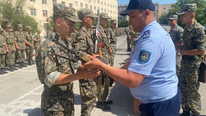 Молодым гвардейцам в Шымкенте вручили боевое оружие